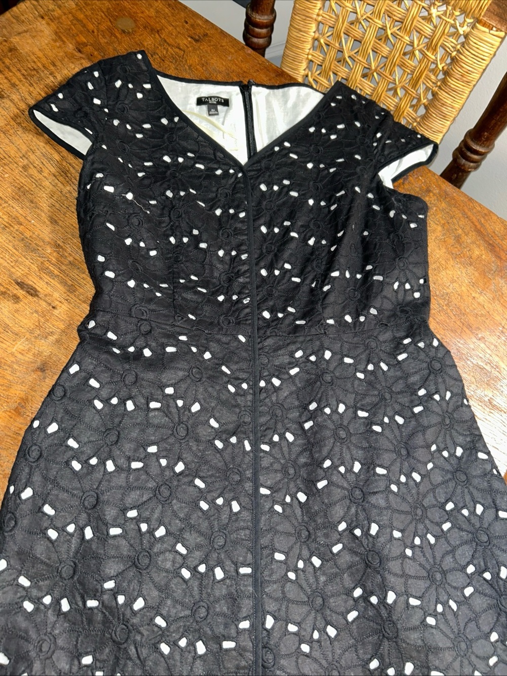 Talbots Black Floral Eyelet Knee Length Dress 4 Petite - Picture 4 of 8